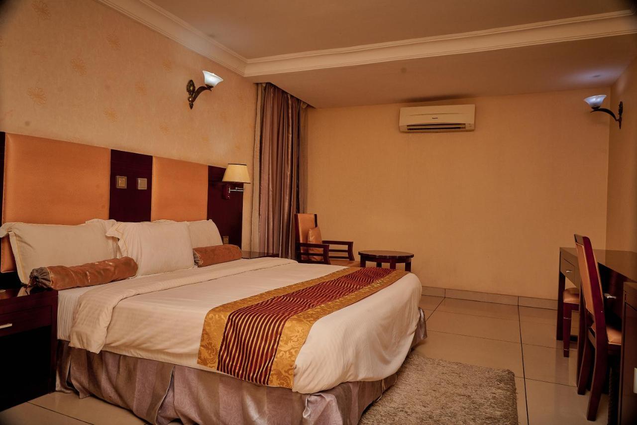 Barcelona Hotels, Abuja Mobushipe Exteriér fotografie