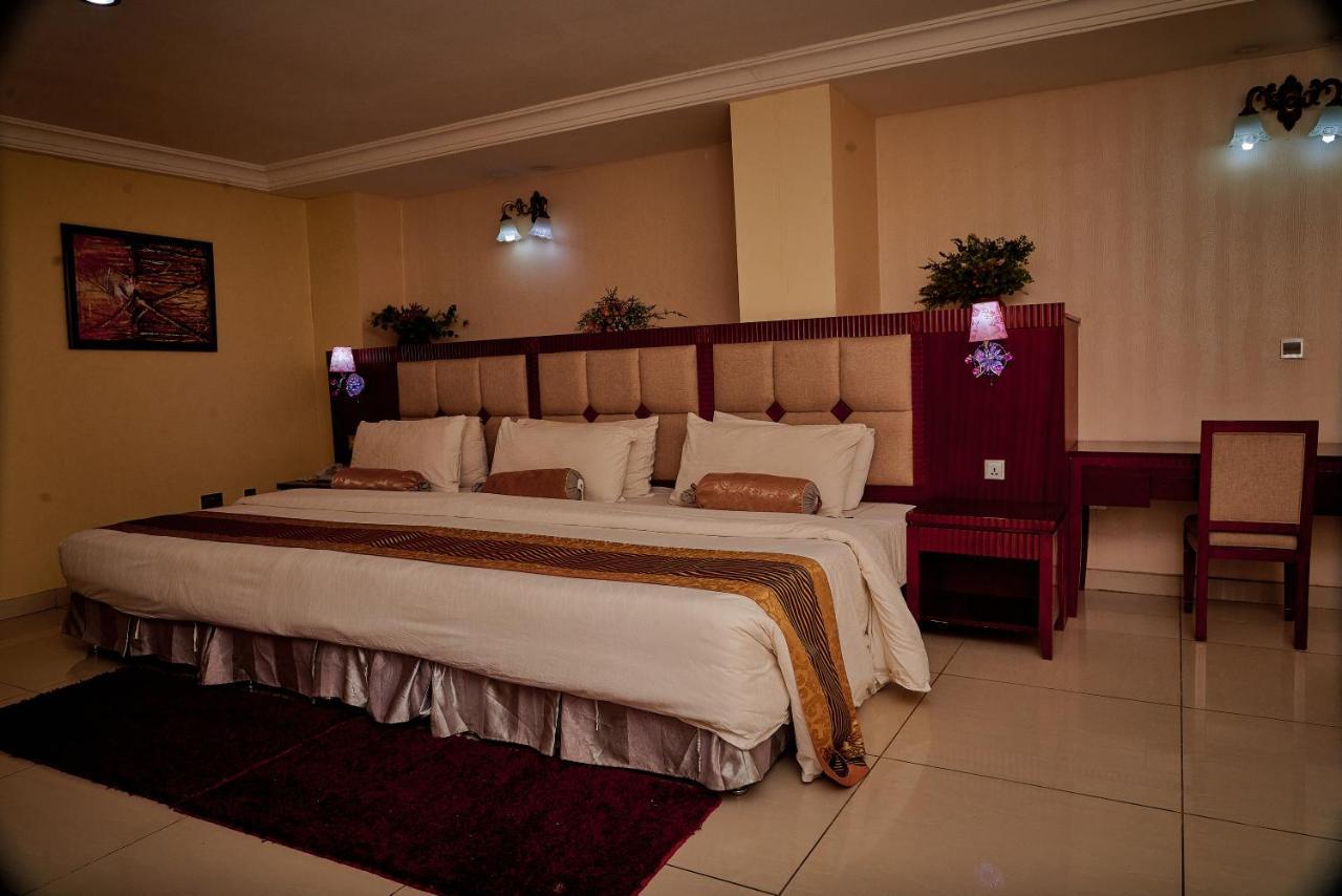 Barcelona Hotels, Abuja Mobushipe Exteriér fotografie