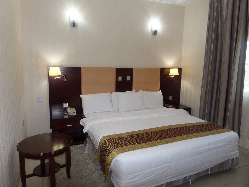 Barcelona Hotels, Abuja Mobushipe Exteriér fotografie